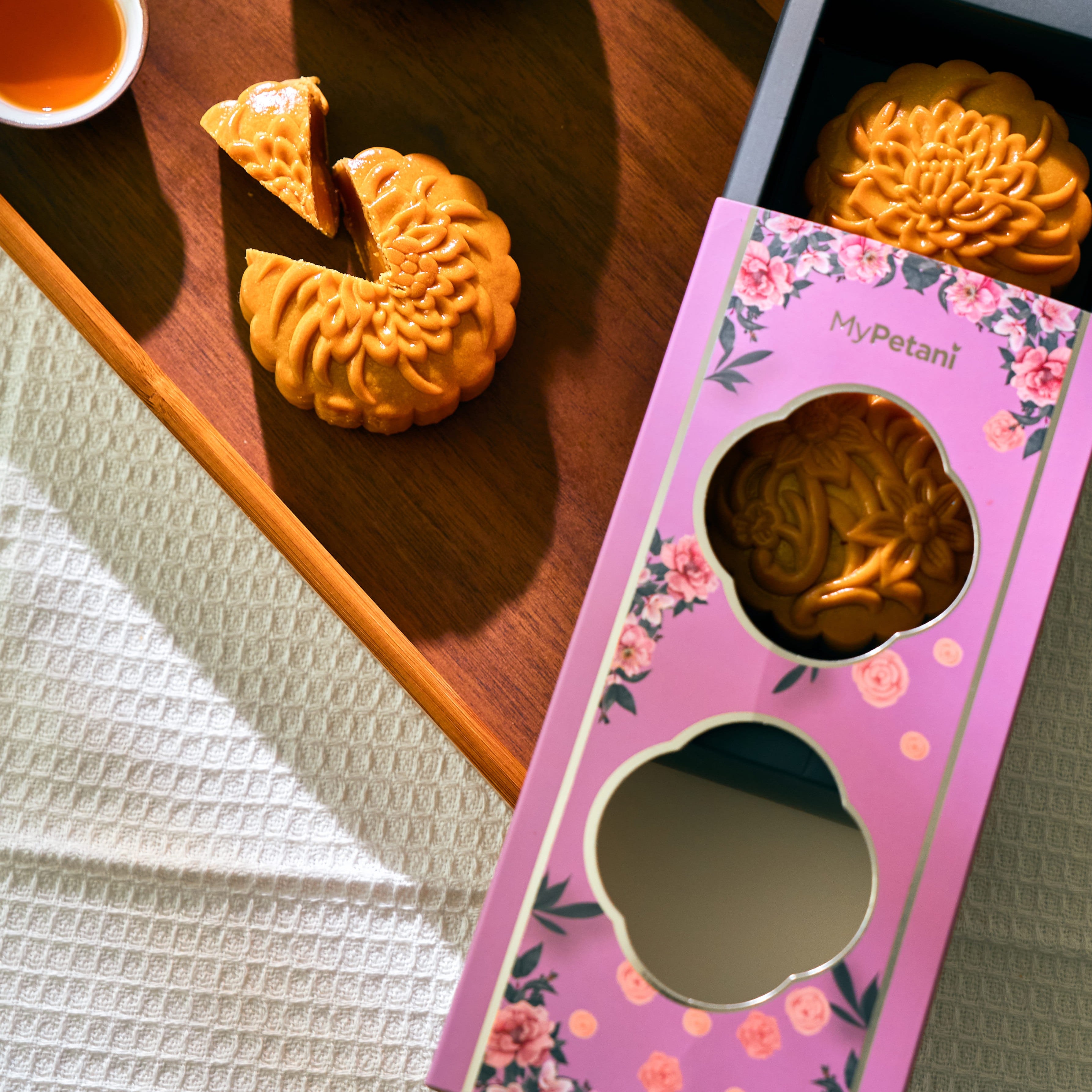 Celestial Gift Box with 2-pcs Halal Mooncakes (180g)