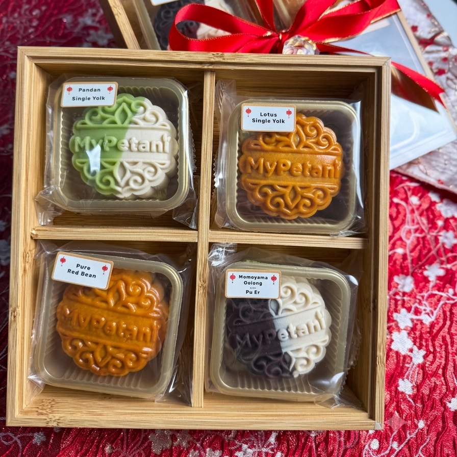 Wooden Box with 4-pcs Mooncakes