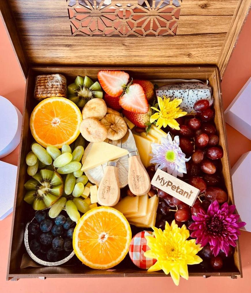 Jasmine Super Cheese Fruits Box (With Unique Carved Box)