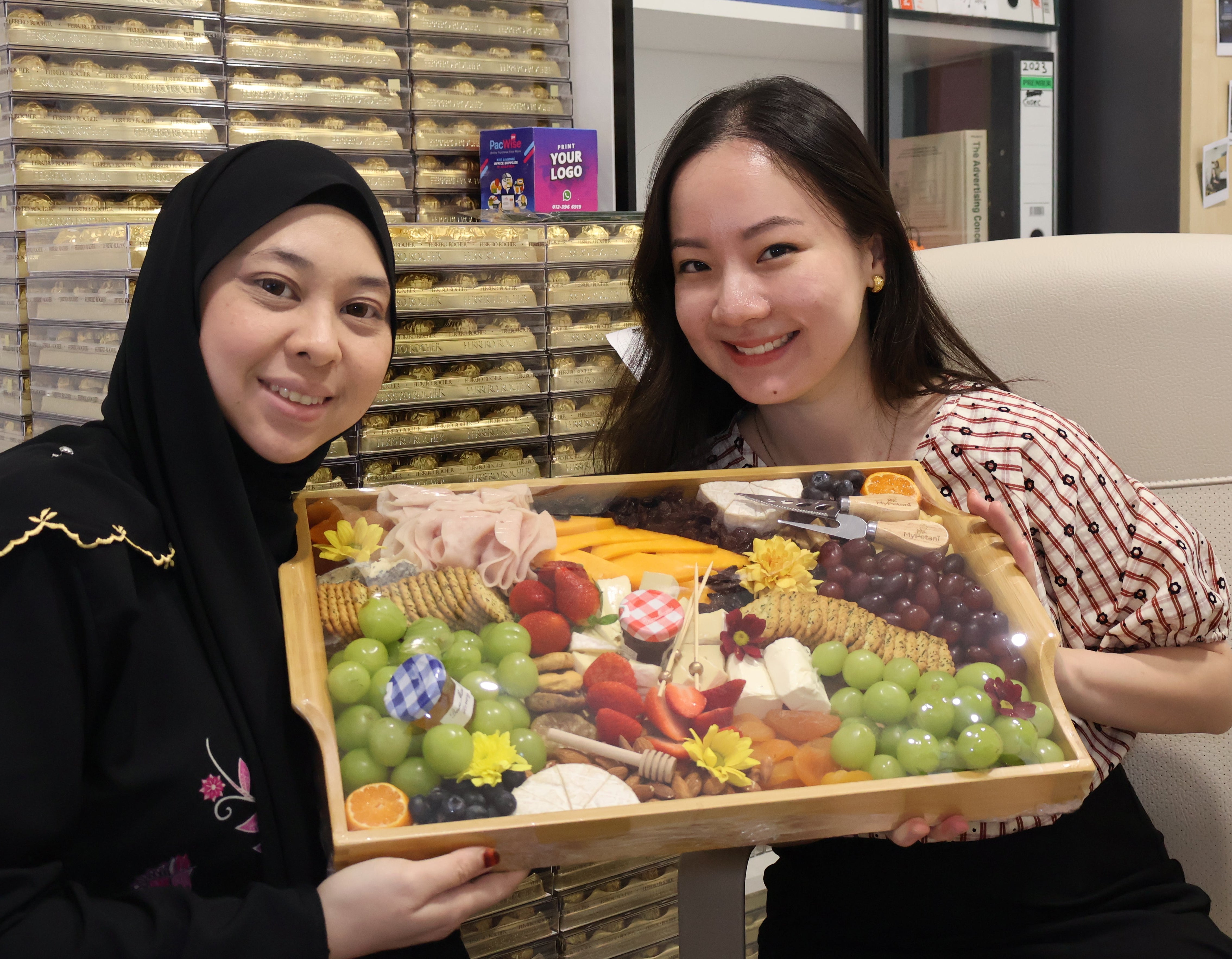Glenmarie Cheese Lovers Charcuterie Grazing Platter (with Solid Wooden Tray) [Available in KL & Selangor only]