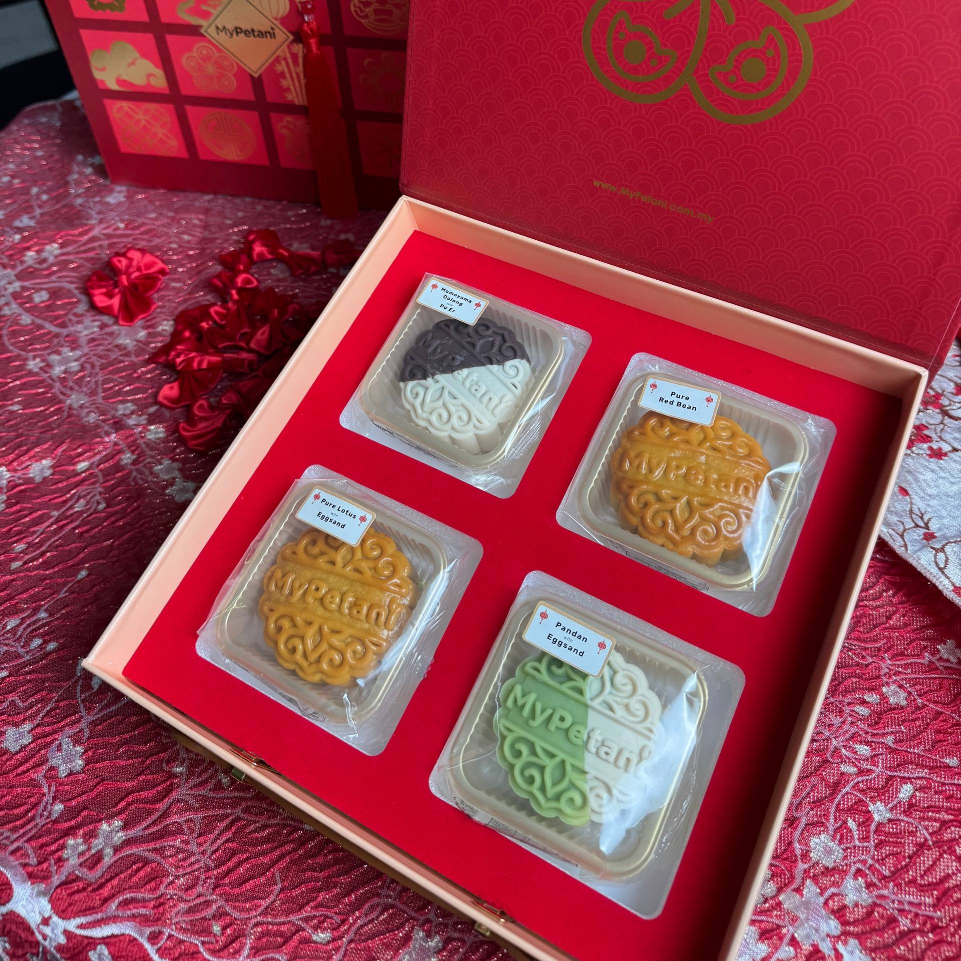 CNY Box with 4-pcs Mooncakes