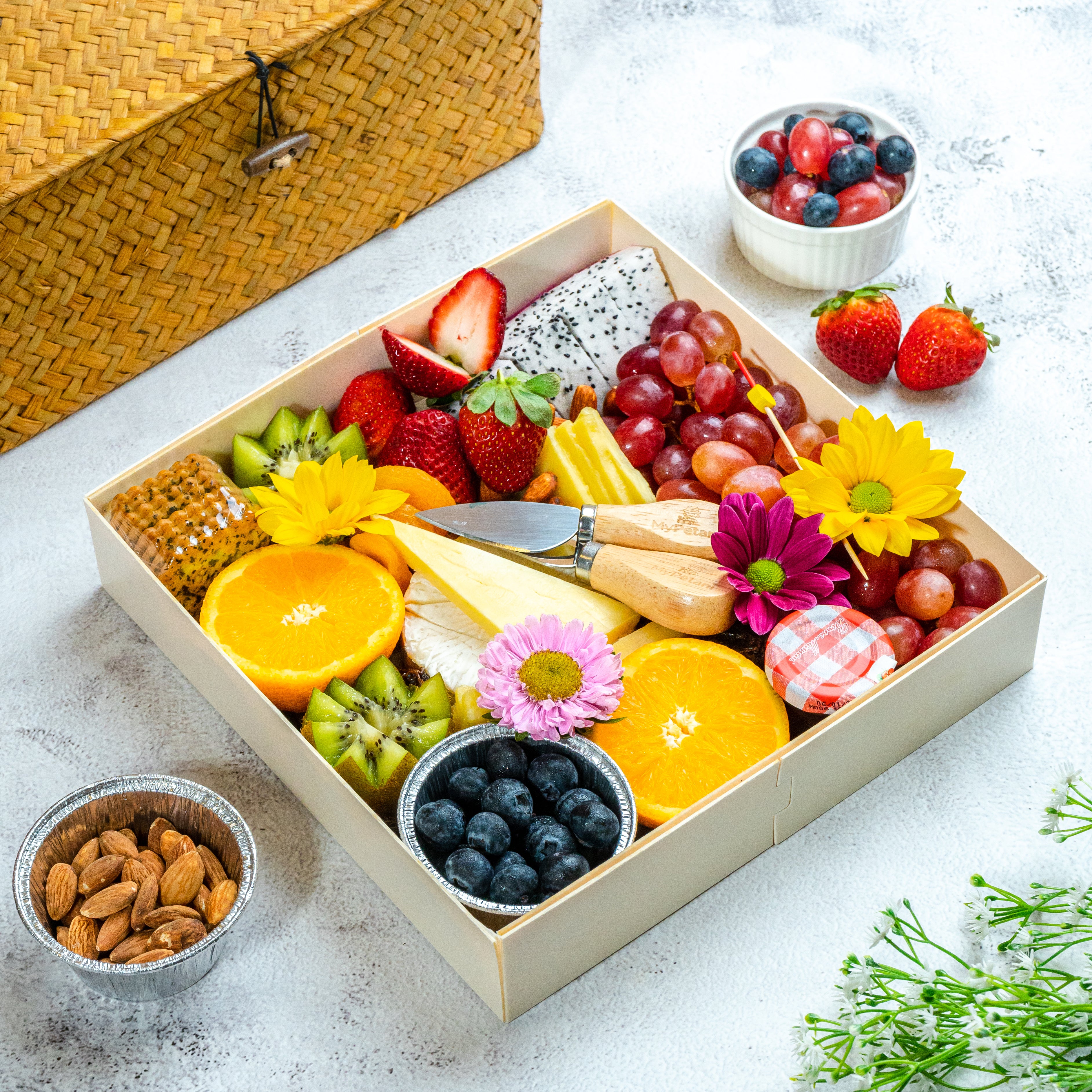 Signature Cheese Fruit Platter (Available in S, M & L size)