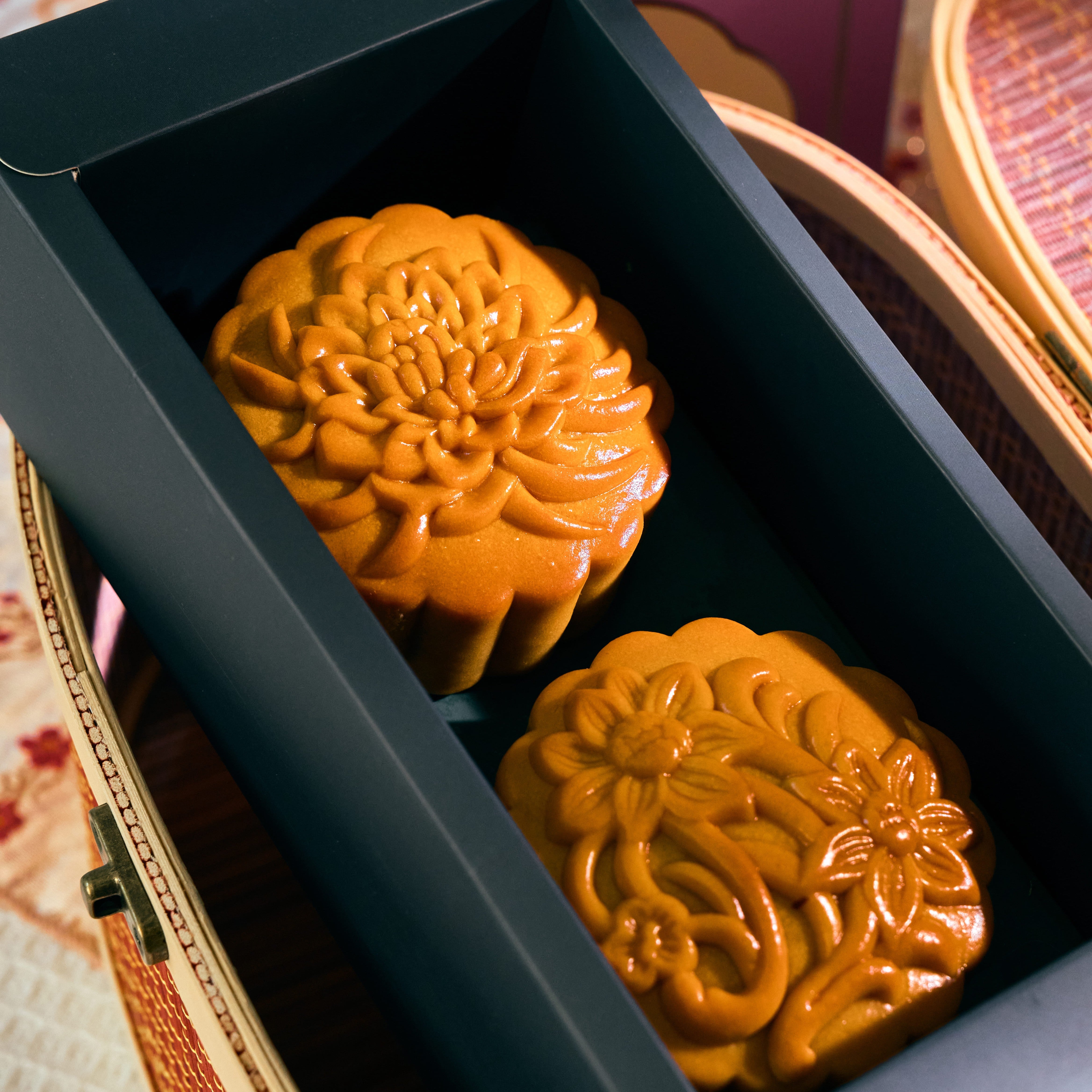 Celestial Gift Box with 2-pcs Halal Mooncakes (180g)