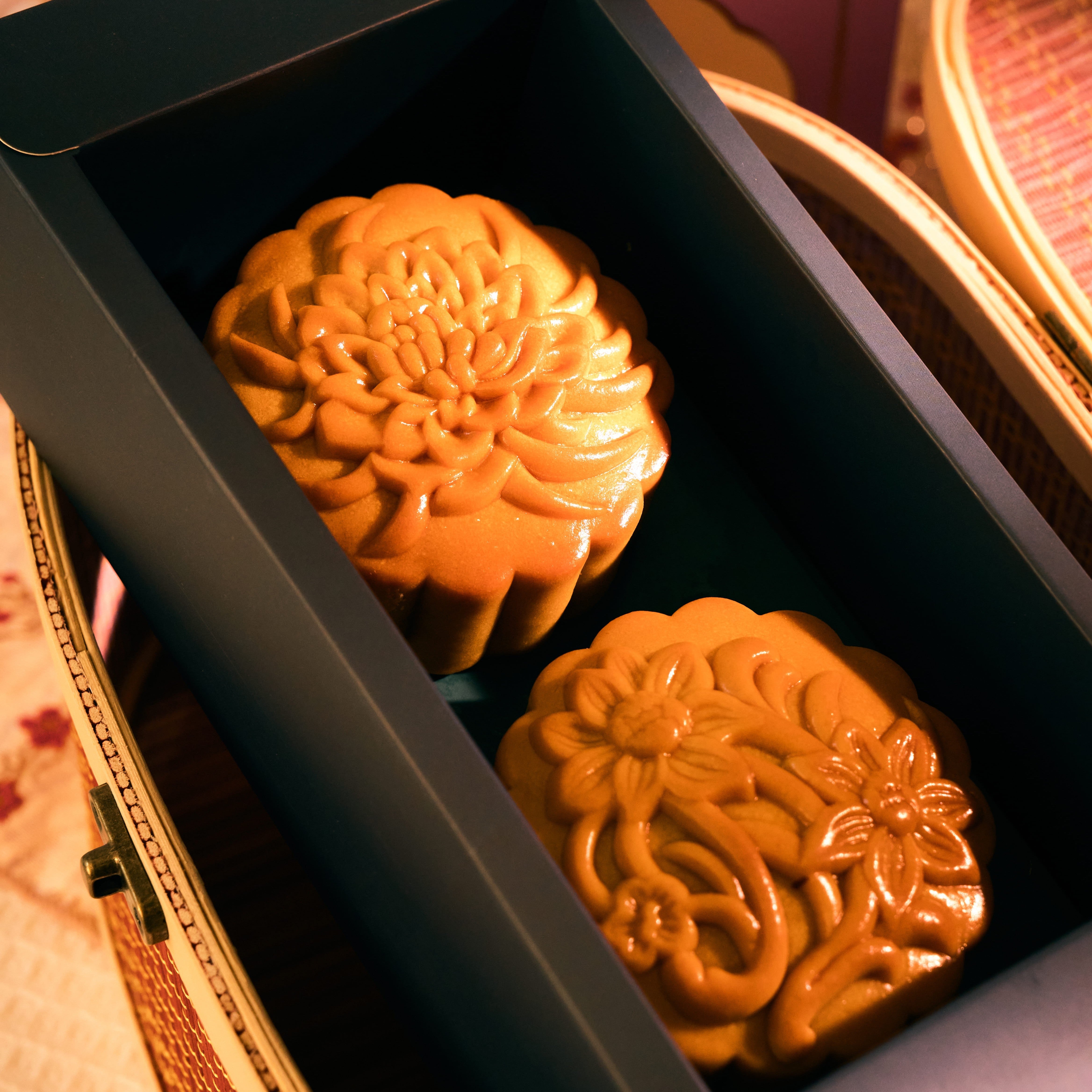 Celestial Gift Box with 2-pcs Halal Mooncakes