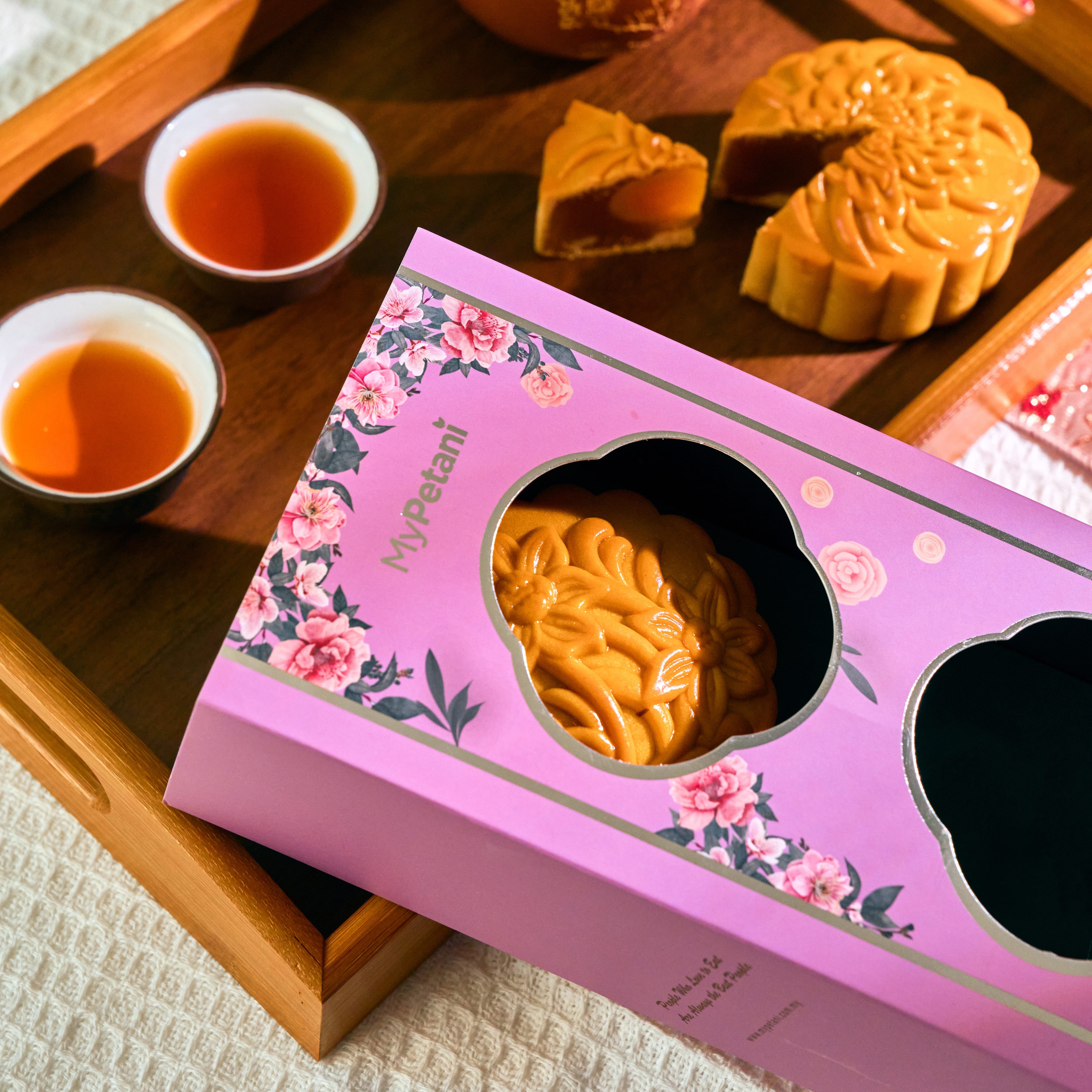 Celestial Gift Box with 2-pcs Halal Mooncakes (180g)