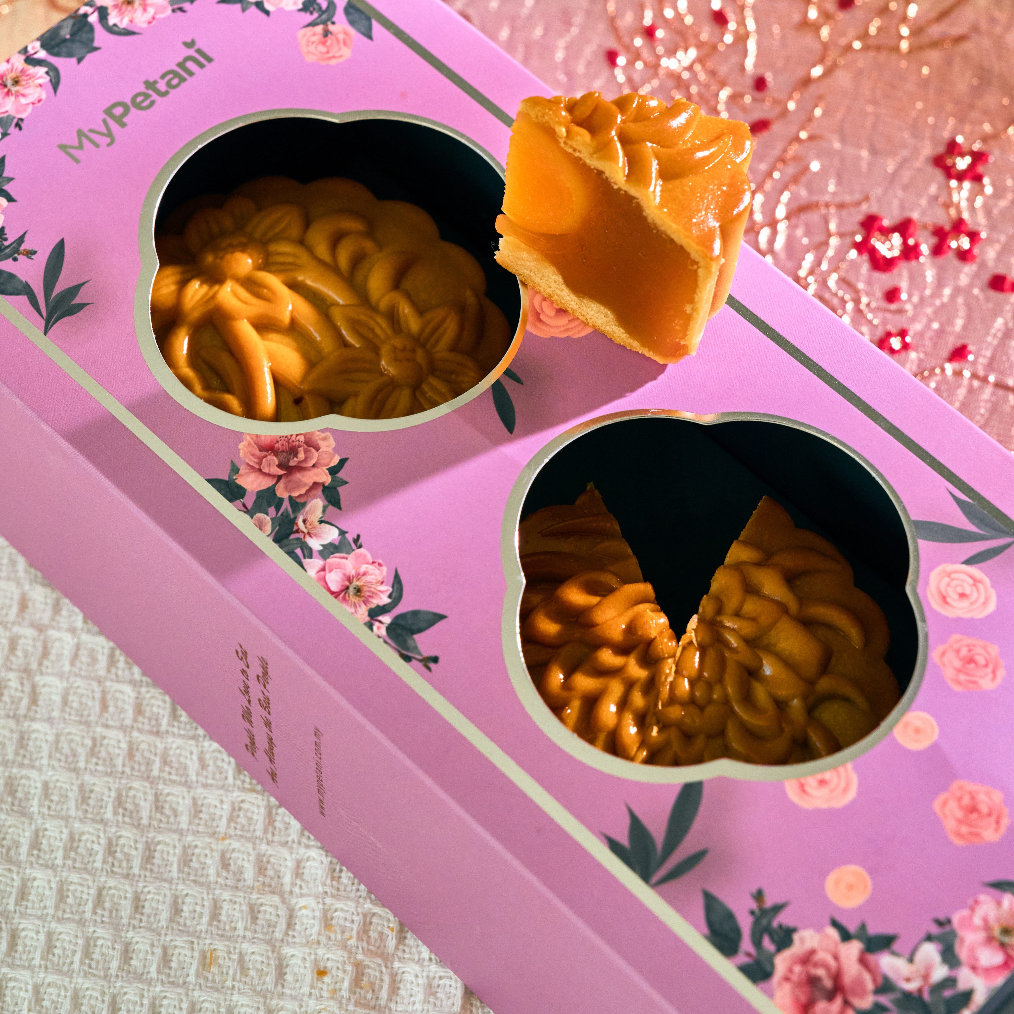 Celestial Gift Box with 2-pcs Halal Mooncakes (180g)