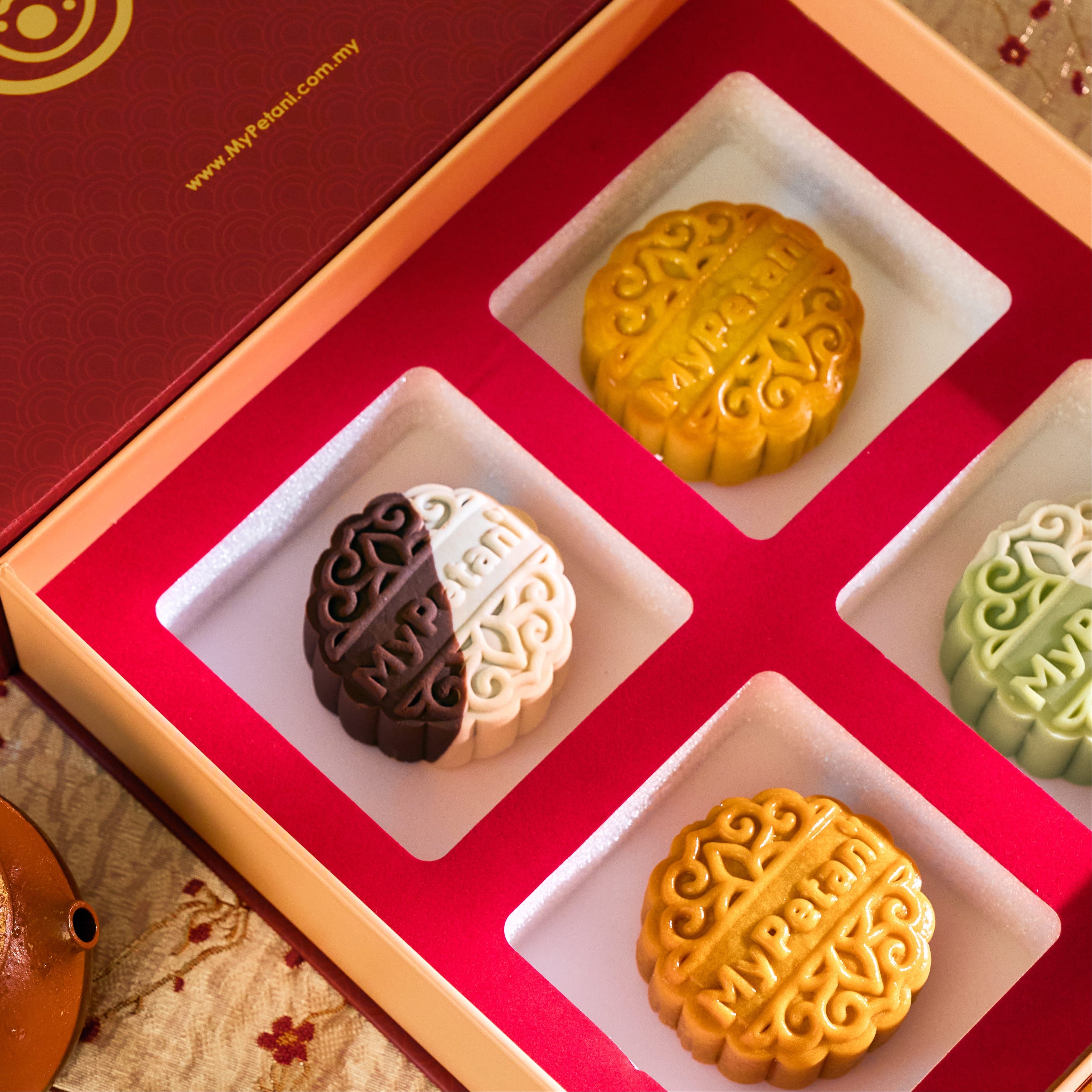 Imperial Mid-Autumn Gift Box with 4-pcs Halal Mooncakes (90g)