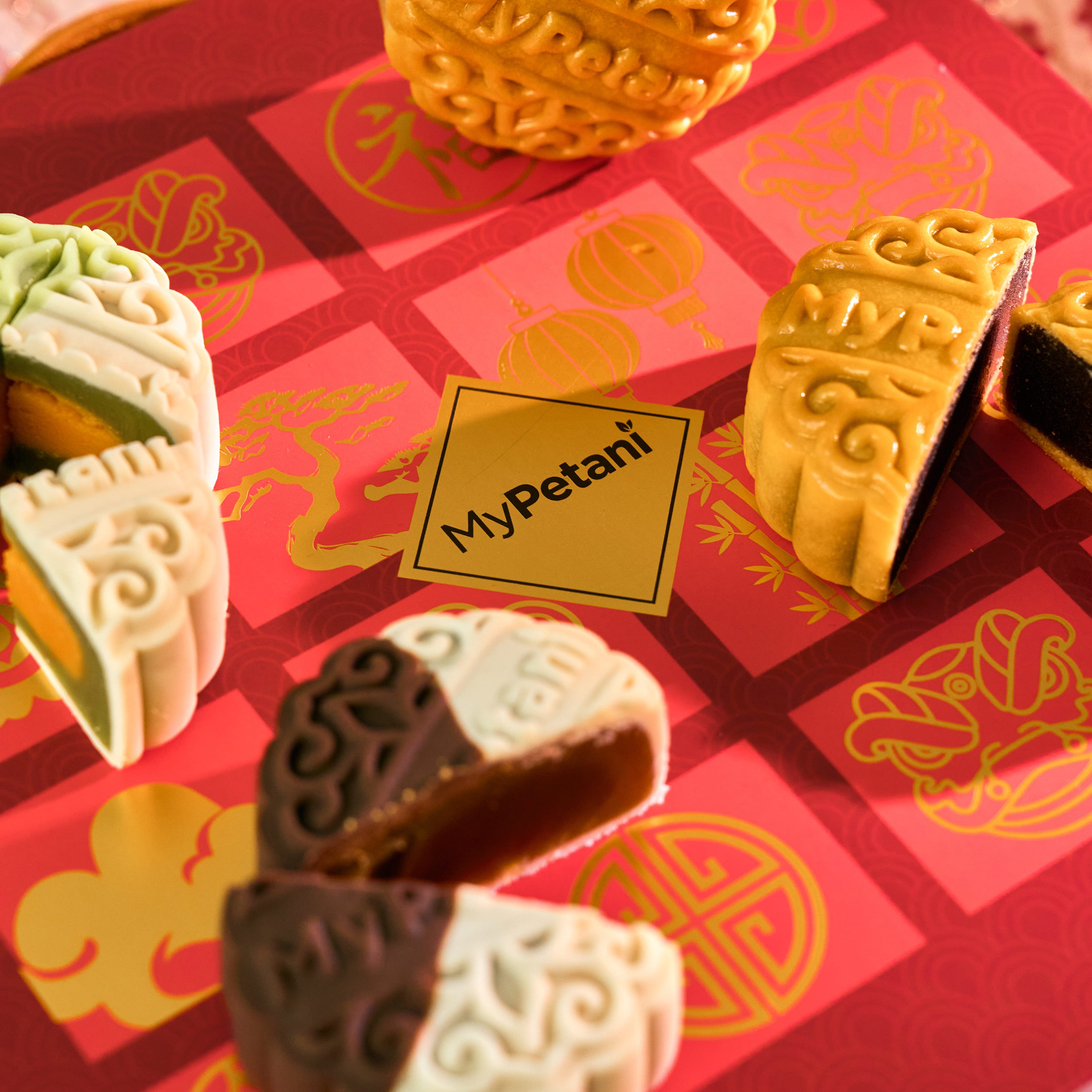 Imperial Mid-Autumn Gift Box with 4-pcs Halal Mooncakes (90g)