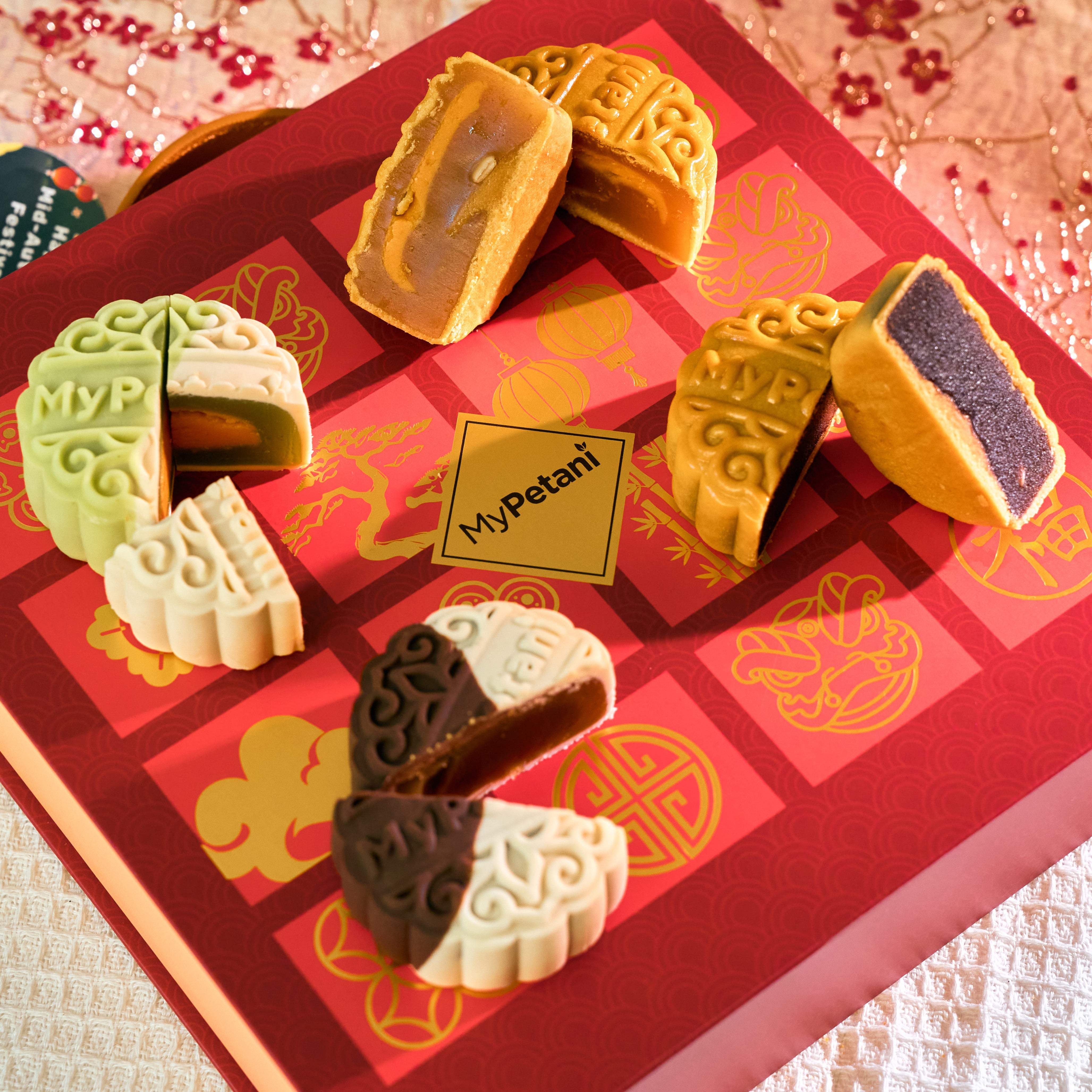 Imperial Mid-Autumn Gift Box with 4-pcs Halal Mooncakes (90g)