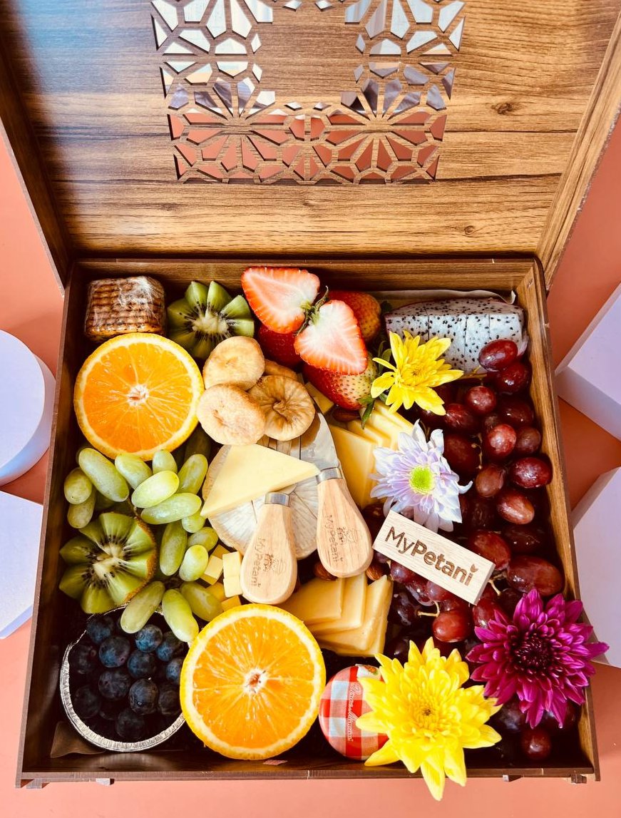 Jasmine Super Cheese Fruits Box (With Unique Carved Wooden Box)