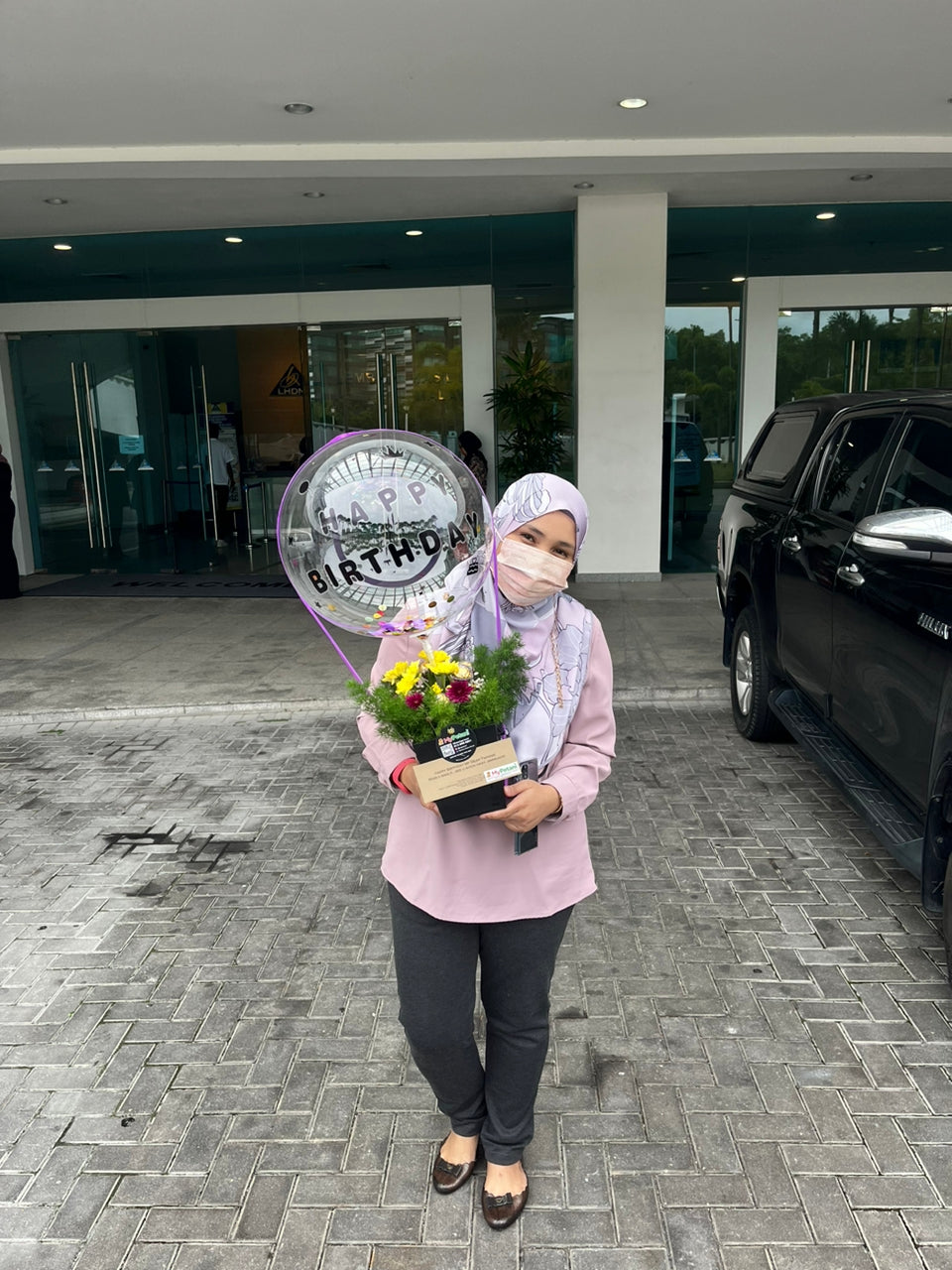 Bobo Balloon Flower + Ferrero Vase (available in Klang Valley only)